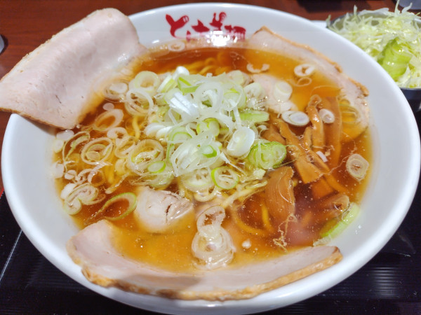 「醤油拉麺　＋キャベツバー：一皿サービス」@とんちき麺 上田店の写真
