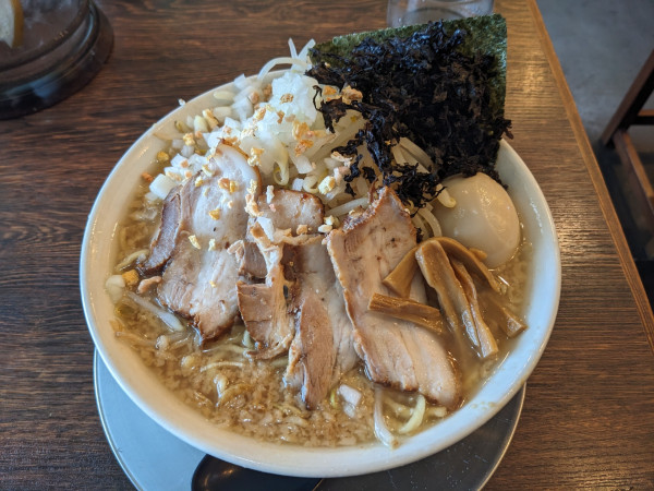 「特製醤油らーめん 1280円」@万太郎ラーメン 妻有ショッピングセンター店の写真