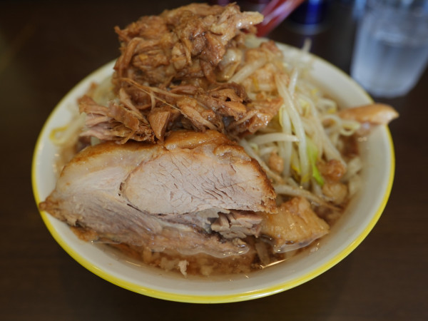 「ラーメン 並 平打ち麺 豚1枚＋アブラマシマシ」@ラーメン イエロー 御徒町店の写真