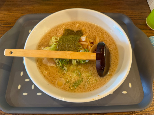 「とんこつ醤油らぁめん750円」@麺屋悠慎の写真