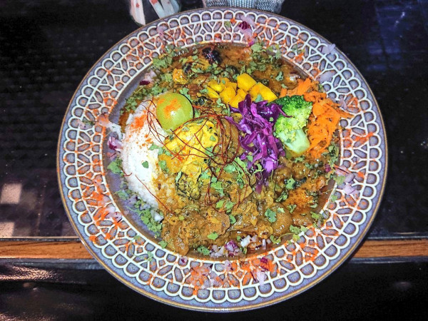 「2種あいがけ（発酵チキン＋牛バラとごぼう）」@SmileSpiceの写真