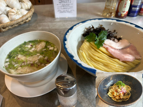 「ワンタン昆布水つけ麺1200円、ペペロンチーノ和え玉450円」@八二軒の写真