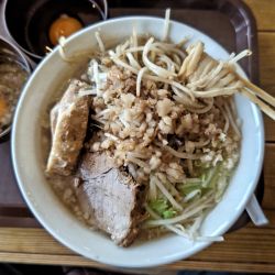 ラーメン小豚２枚（1300円）＋天使の脂（150円）