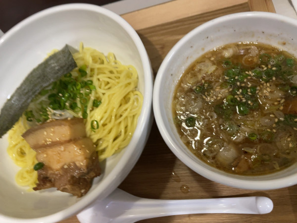 「背脂にんにくつけ麺：900円」@食堂としちゃんの写真