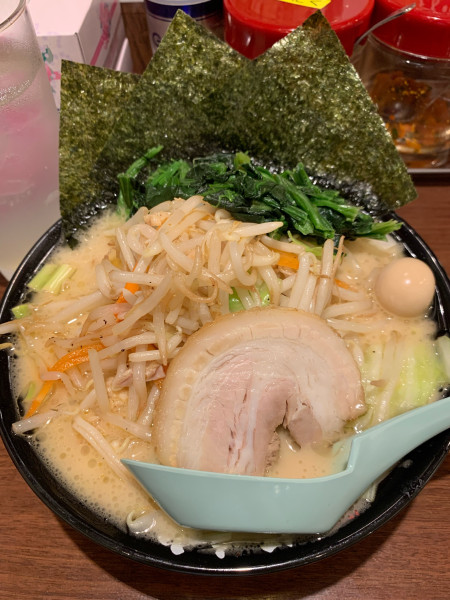 「野菜らーめん＋ほうれん草（無料ラインクーポン）」@横浜家系ラーメン 極味家 北浦和駅前店の写真