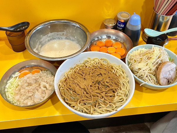 「小ラーメン お魚天国 アブラ過多ブラ トドメ玉×2 玉ねぎたまご」@ラーメン二郎 八王子野猿街道店2の写真