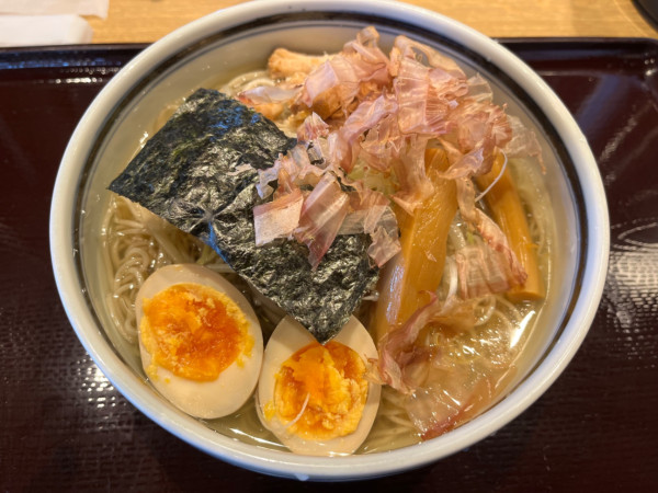 「特製浜しおそば」@十割そば会 いわき小名浜店の写真