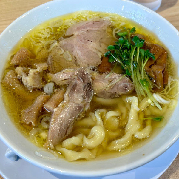 「塩中華そば＋親皮」@手打 親鶏中華そば綾川 大成店の写真