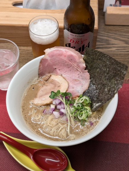 「【期間限定らぁめん】煮干しらぁ麺＋瓶ビール(小瓶)」@麺LOUISの写真