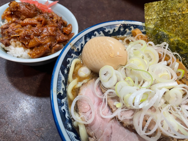 「燻玉ラーメン＋チャーシュー1枚＋牛すじ丼ミニ（1600円）」@兎に角 松戸店の写真
