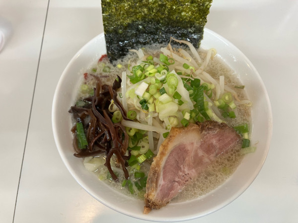 「豚骨塩麺800円+野菜もりトッピング120円」@九一麺 町田店の写真
