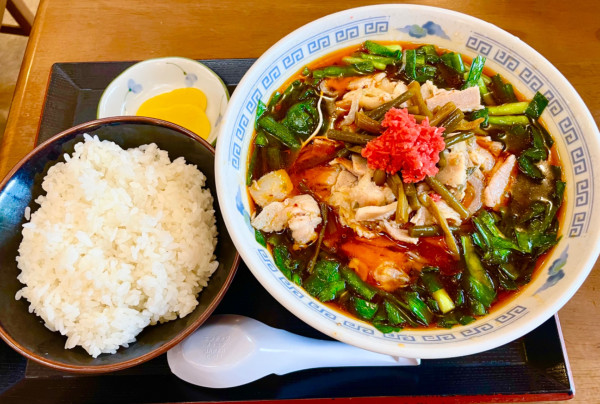 「満州にらラーメン(醤油)+ライス」@さかえや本店の写真