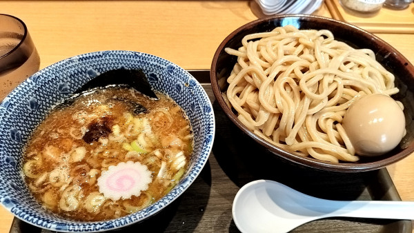 「味玉つけ麺中盛り１２００円＋つけ汁増量１００円」@くり山の写真