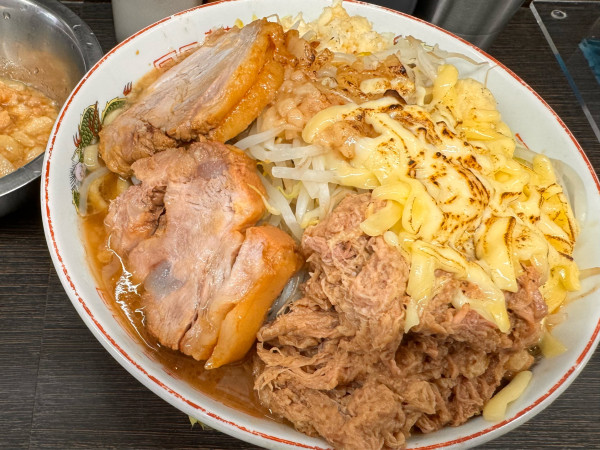 「ラーメン＋ほぐし豚＋炙りチーズ＋別皿アブラ」@ラーメン二郎 川越店の写真