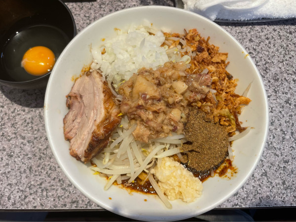 「辛い汁なし　（ミニ）、魚粉、生卵」@ラーメン宮郎の写真