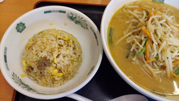 「半チャーハンと味噌ラーメンセット 880円」@日高屋 竹ノ塚西口店の写真
