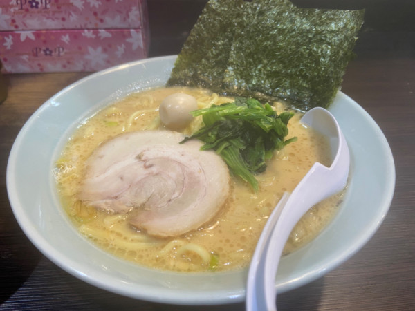 「醤油らーめん（大盛）」@横浜家系ラーメン 魂心家 青葉台店の写真