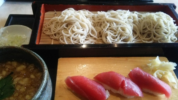 「ランチ 本鮪3貫とたぬき汁せいろ 1280円」@海鮮地鶏そば 大谷の写真