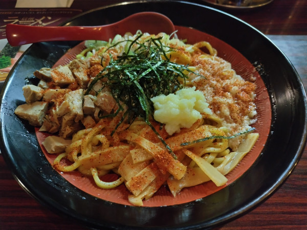 「油そば　：こってり　（大盛：㋗）　＋一味＆ニンニク：無料」@煮干しらあめん 燕黒の写真