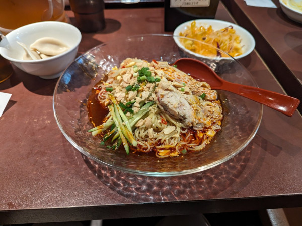 「冷やしよだれ鶏まぜそば」@陳家私菜 新宿店の写真