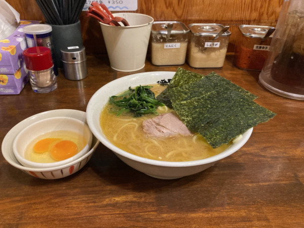 「ラーメン＋生卵」@洞くつ家の写真