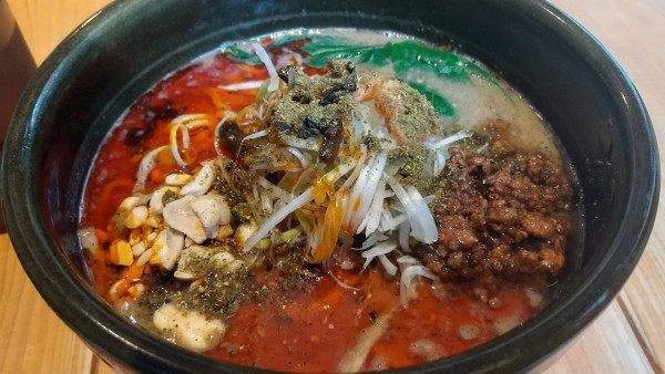 「四川担々麵（くろ）4辛　サービス大盛　そぼろご飯」@四川担々麺 赤くろの写真