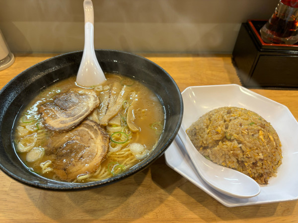 「豚骨ラーメン チャーハン 1250円」@豚とんの写真