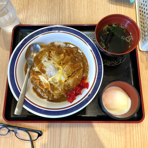 「カレーかつ丼（スープ付）」@名代 富士そば 町田店の写真
