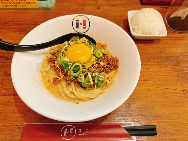 「冷やし釜玉担々麺＋〆のライス」@担々麺のはこの写真