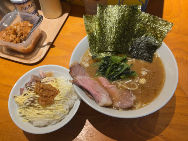 「らーめん＋チャーシュー1枚＋ライス」@ハウスラーメン ヌードルズの写真