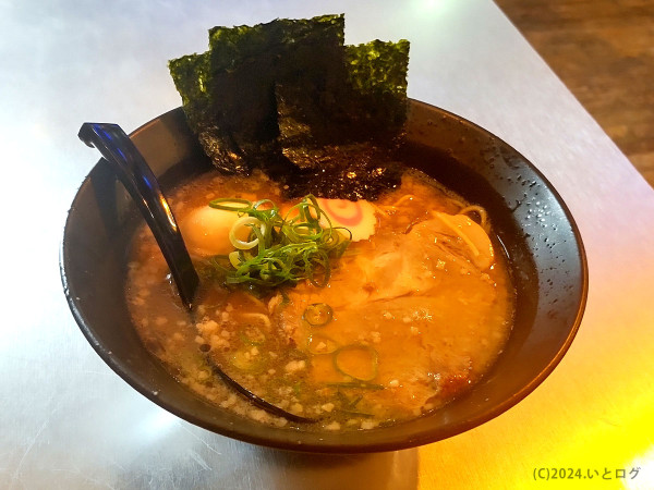 「鶏白湯醤油ラーメン（＋味変用激辛メンマ）」@メン・ススリマシテの写真