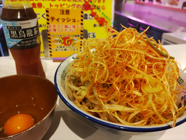 「汁なしポン酢（Sサイズ）930円 生卵70円 辛ねぎ120円」@ラーメンボーイズの写真