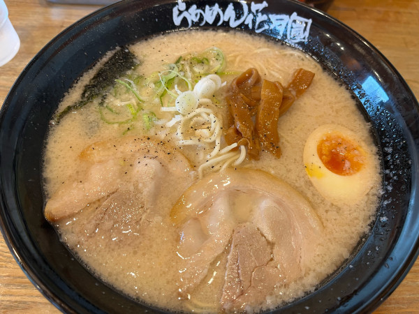 「ほうれん草嵐げんこつらぁめん塩中太麺固め1080円」@らあめん花月嵐 多摩野猿街道店の写真