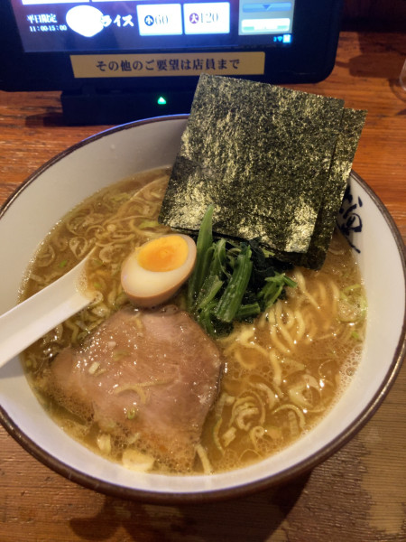「醤油とんこつ　860円」@究極ラーメン 横濱家 小平店の写真