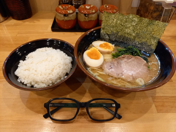 「ラーメン並(かため・おおめ)アイドルタイムサービス味玉・ライス」@横浜ラーメン 北村家の写真
