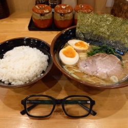 ラーメン並(かため・おおめ)アイドルタイムサービス味玉・ライス