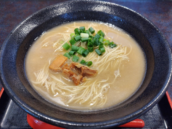 「５５０円ラーメン　：ハリガネ　＋替玉：粉落とし　※１玉無料」@九州とんこつ はりがね屋の写真