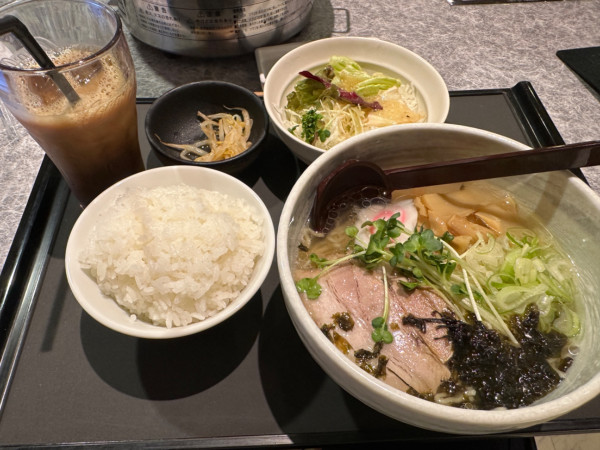 「塩ラーメン定食（ラーメン＋サラダ＋ライス＋小鉢） 935円」@牛たん焼肉 タンじろうの写真