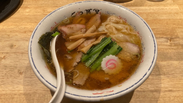 「焼豚ワンタン麺」@とら食堂 福岡分店の写真