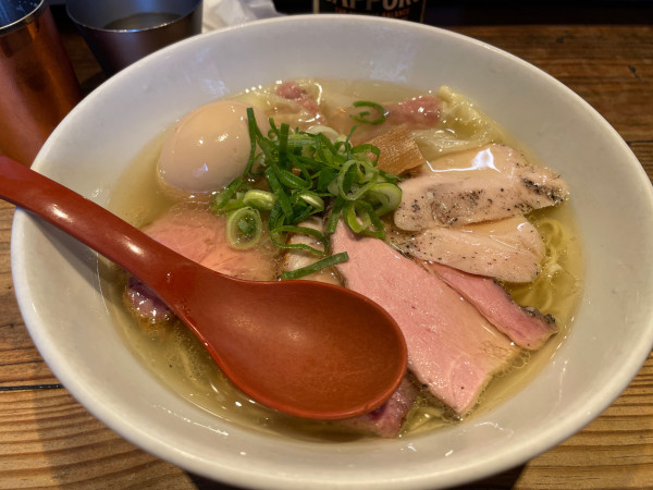 「軍鶏特製塩ラーメン」@麺屋 翔 西新宿本店の写真