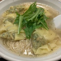 スパイシー肉ワンタン麺