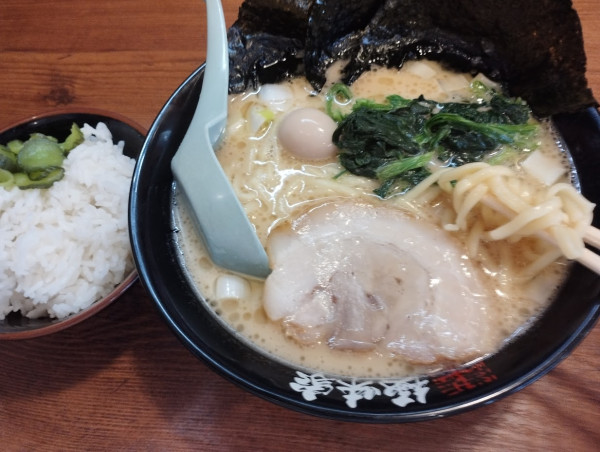 「ラーメン(無料ライス)(820)」@極味家 六角橋店の写真