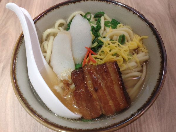 「沖縄そば　５００円　※」@沖縄料理 大手町なんくるないさーの写真