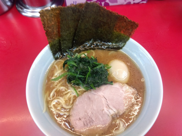 「らーめん並¥700＋味玉（朝サービス）＋ライス（無料）」@横浜ラーメン 武蔵家 大宮店の写真