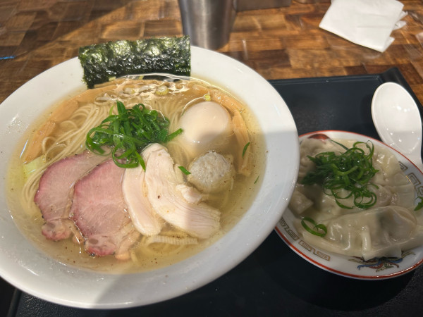 「特級塩そば並1250円、水餃子3個250円」@特級鶏蕎麦 龍介 PLAY atre TSUCHIURA店の写真
