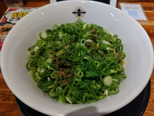 「汁なし担担麺　※２辛：無料　※㋗で５００円　＋青ねぎ増し」@らぁ麺しろがね スイス村店の写真