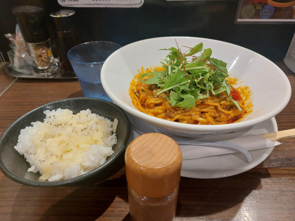 「カレー汁なし担々麺・4辛+炙りチーズご飯」@うさ担 浦和本店の写真