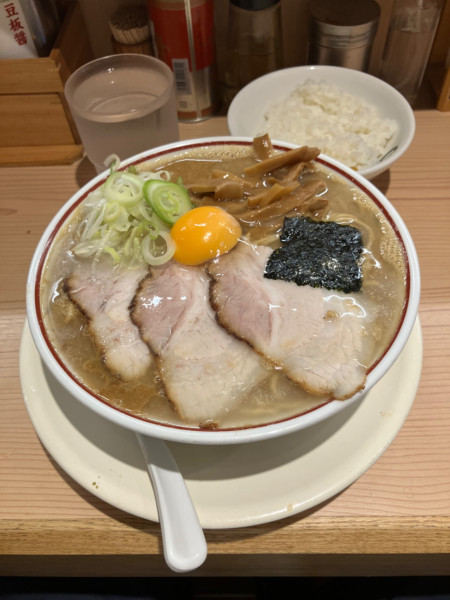 「特製中華そば大盛り　ライスセット」@東京煮干中華そば 三三㐂 大森の写真