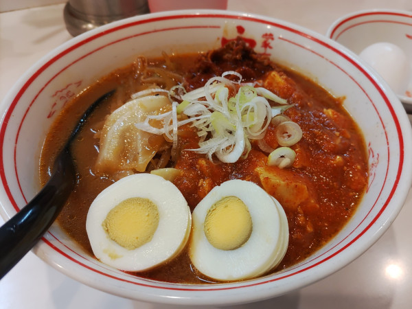 「五目蒙古タンメン（麺半分）970円 生卵」@蒙古タンメン 中本 柏店の写真