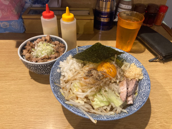「まぜそば（辛味）+豚めし1440円」@らーめん・つけめん 虎心の写真